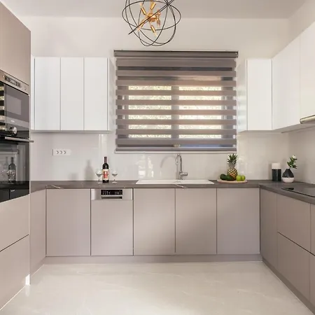 Solis Ortus Villa, A Sublime Sanctuary With Pool, By Thinkvilla וילה