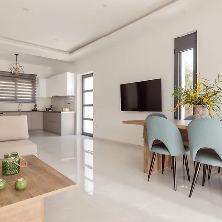 Solis Ortus Villa, A Sublime Sanctuary With Pool, By Thinkvilla וילה Kalamákion