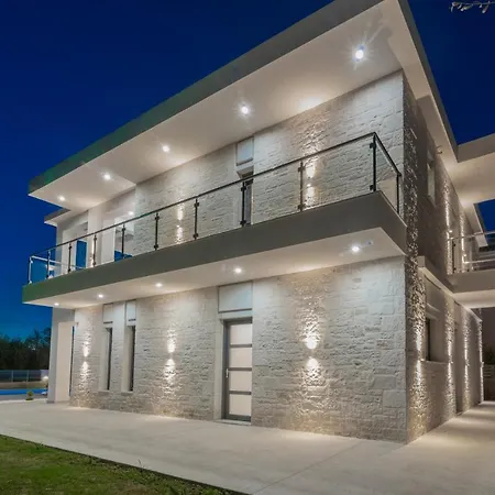 Solis Ortus Villa, A Sublime Sanctuary With Pool, By Thinkvilla ヴィラ Kalamákion